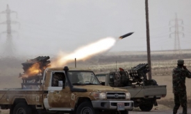 Rebelové střílí raketami po Kaddáfího vojácích.