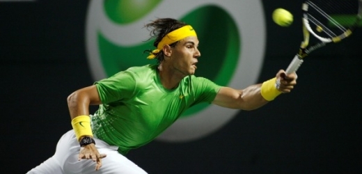 Rafael Nadal v utkání s Rogerem Federerem.