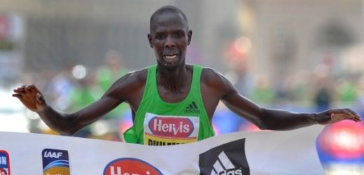 Vítězný keňský běžec Philemon Kimeli Limo v cíli Pražského půlmaratonu.