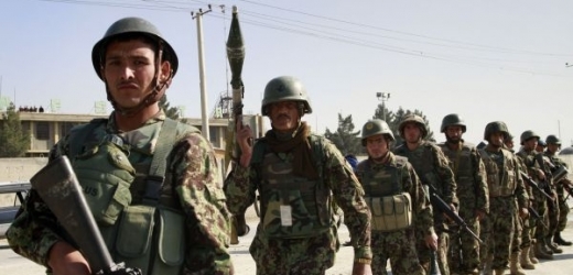 Afghánští vojáci střeží oblast okolo základny NATO.