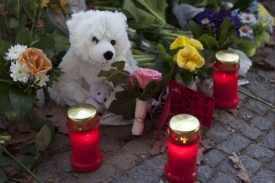 Lidé zapalovali svíčky a pokládali květiny a hračky v podobě malého Knuta.