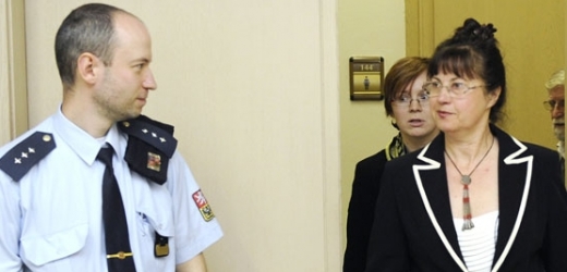 Dagmar Havlová (vpravo) odchází od soudu.