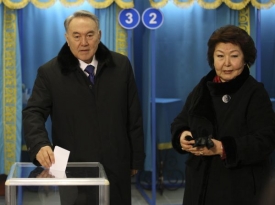 Nursultan Nazarbajev s chotí Sárou. Prezident trval na volbách, i když parlament navrhoval prodloužení mandátu.