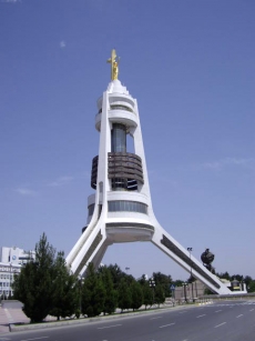 Archa neutrality v Ašchabatu. Rotující zlatá socha prezidenta Nijazova na vrcholu byla ikonou kultu osobnosti Turkmenbašiho.