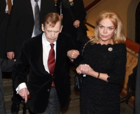 Na premiéru filmu Odcházení přišel Havel s hůlkou.