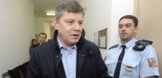 Dosavadní šéf Sazky Aleš Hušák odchází od soudu, který řešil insolvenci loterijní společnosti.