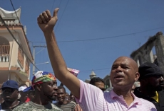 Padesátiletý Martelly s vyholenou hlavou nemá z politiky žádné předchozí zkušenosti. 