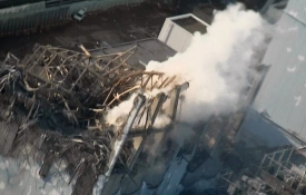 Poničená budova kolem třetího reaktoru.