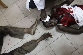 Oběti násilí v nemocnici v Abidžanu.