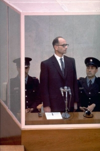 Během procesu v Jeruzalémě Eichmann tvrdil, že jen plnil rozkazy a byl pouhou součástkou v byrokratické mašinerii.