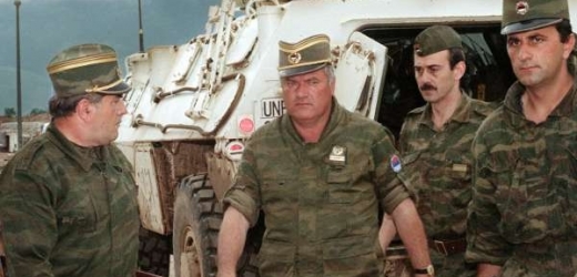 Generál Mladić (druhý zleva) roku 1993 v Sarajevu při jednání o stažení z hory Igman.
