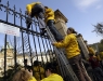 ... a osm jeho kolegů z hnutí Greenpeace jej následuje.