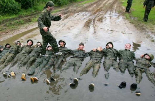 Tvrdý výcvik v běloruské armádě. Tvrdí chlapi pro Kaddáfího?