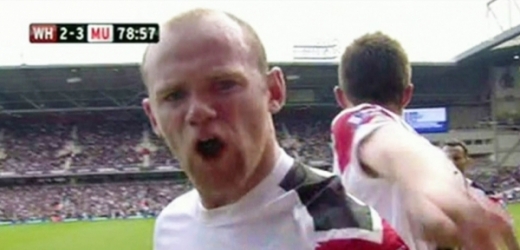 Wayne Rooney při svých vulgárních projevech po vstřelení hattricku.