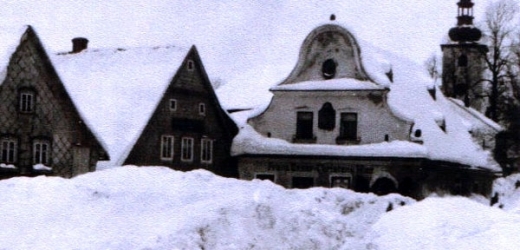 Mráz a sníh se v dubnu znova vrátily do celého Rakouska-Uherska a také do Rokytnice v Orlických horách, kde zmrzl klempíř Kosta (dobový snímek je převzat z webu Orlické hory).