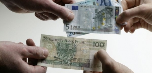 Šedeát procent Poláků v nejnovějším průzkumu odmítá euro. 