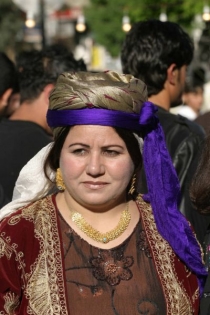 Syrská Kurdka si oblékla tradiční oděv na počest zvolení Džalála Talabáního prezidentem Iráku, první kurdské hlavy státu většinově arabské země.
