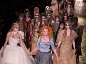 Vivienne Westwodová na své přehlídce v rámci pařížského fashion weeku (březen 2011).