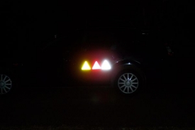 Pokud auto stojí na silnici bokem, nemusejí ostatní řidiče upozornit na překážku ani fungující světla. V této situaci by právě mohly pomoci magnetické odrazky.