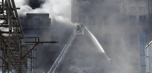 Na místo požáru se sjelo několik desítek hasičských sborů.