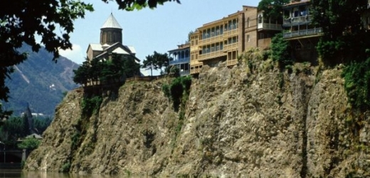 Tbilisi bilancuje i balancuje. Kostel Metechi v gruzínské metropoli.