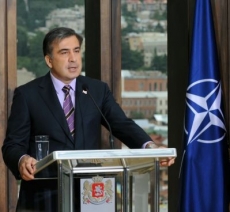 Snahou o vstup do NATO si prezident Saakašvili pohněval vládce Kremlu.
