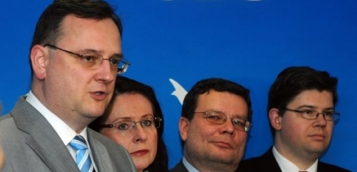 Petr Nečas po jednání výkonné rady ODS prohlásil, že odvolá ministry VV Johna a Dobeše. Funkci nemá však prý jistou ani žádný ze zbývajících ministrů.