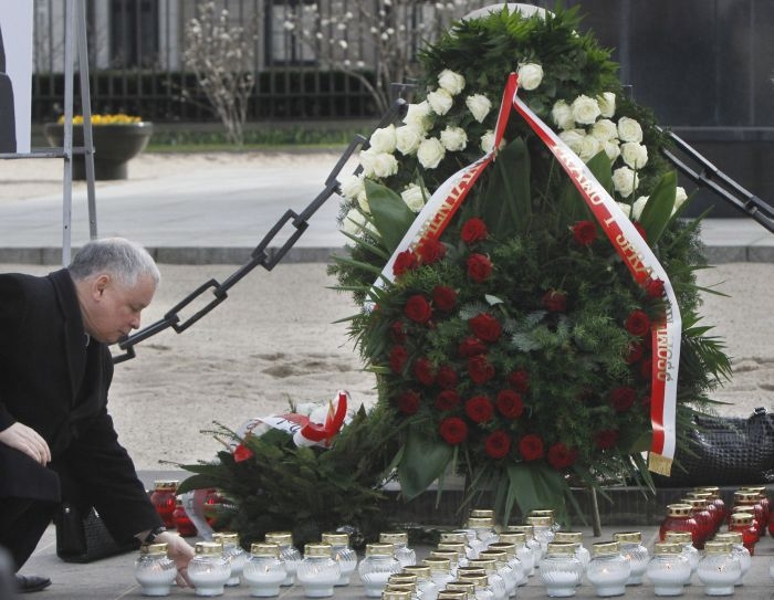 Jaroslaw Kaczyński se účastnil pietní ceremonie k výročí smrti svého bratra a bývalého prezidenta Lecha Kaczyńského.