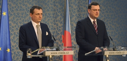 Podle ministra Petra Nečase řídil ministerstvo vnitra Radek John (vlevo).