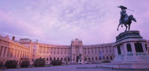 Podle vídeňského ústavu pro výzkum hospodářství WIFO budou za prací do Rakouska odcházet hlavně vzdělaní lidé (na ilustračním snímku palác Hofburg ve Vídni).