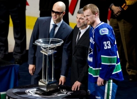 Henrik Sedin s Prezidentovou trofejí pro nejlepší tým základní části NHL.