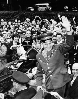 Gagarin si svou srdečností získával světovou veřejnost. Na snímku v Londýně.