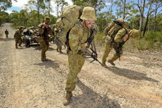 Tvrdému výcviku australských vojáků se nevyhnou ani ženy.