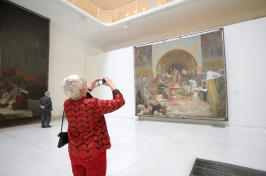 Někteří návštěvníci si Muchovo dílo i fotografovali.