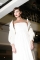 Ladné bílé šaty se zajímavě řešenými ramínky jsou snem každé ženy.