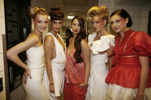 Krásky českého modelingu předvedly v sexy červených a nevinně bílých šatech své štíhlé postavy. 
