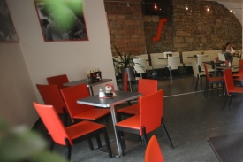 Servírka kavárny potvrdila, že Kristýna Kočí a Lukáš Vích seděli u stolku u zdi v rohu podniku.