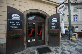 Kavárna Segafredo na pražském Malostranském náměstí, ve které se schůzka s Kristýnou Kočí odehrála.
