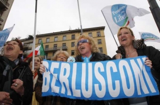 Demonstrace Berlusconiho fanynek.