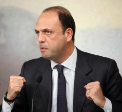 Berlusconi naznačil, že v čele strany by ho mohl nahradit ministr spravedlnosti Angelo Alfano (40).