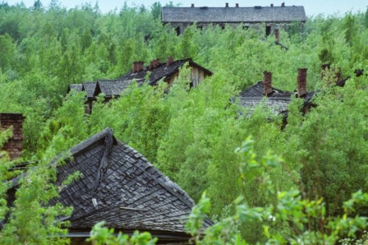 V okolí trati se zachovala spousta staveb z pracovních táborů i ze zaniklého města Jermakovo.