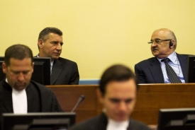 Ante Gotovina před haagským soudem (vzadu vlevo).
