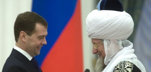 Prezident Medveděv muftího Tadžuddina respektuje, ale půlměsíci neustoupí.