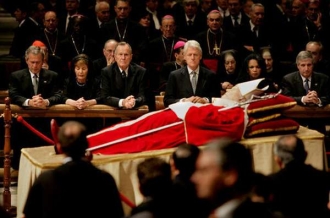 Pohřeb Jana Pavla II. roku 2005.