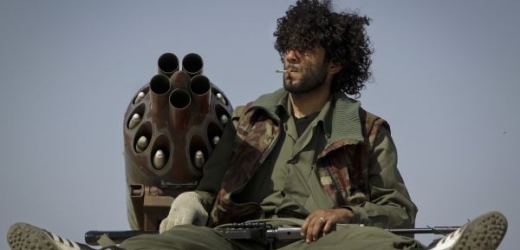 Libyjský rebel kouří u raketometu.