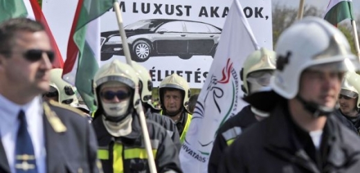 Maďarští hasiči protestují proti vládě.