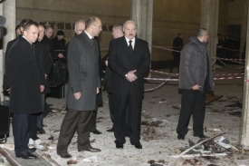 Běloruský prezident Lukašenko (druhý zprava) na místě atentátu.