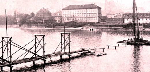 Unikátní záběr na stavbu dnešního Mánesova mostu, jaro 1911.