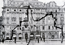 Silueta Husova pomníku na Staroměstském náměstí v Praze, polovina dubna 1911. 