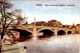 Mánesův most po dokončení v roce 1914, tehdy Most arcivévody Ferdinanda.